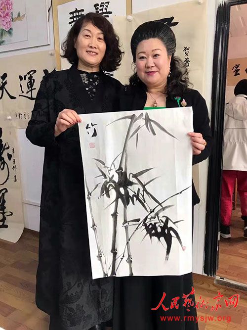 �ȷ��黭�����������������ڹ��ݲ��þٰ�